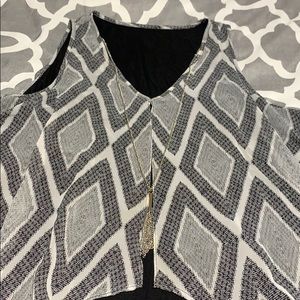 Flowy top with the front and back slits & necklace